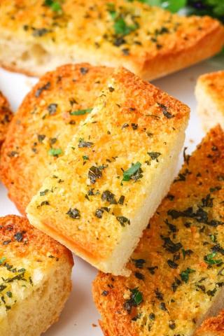 slices of garlic bread sprinkled with parsley